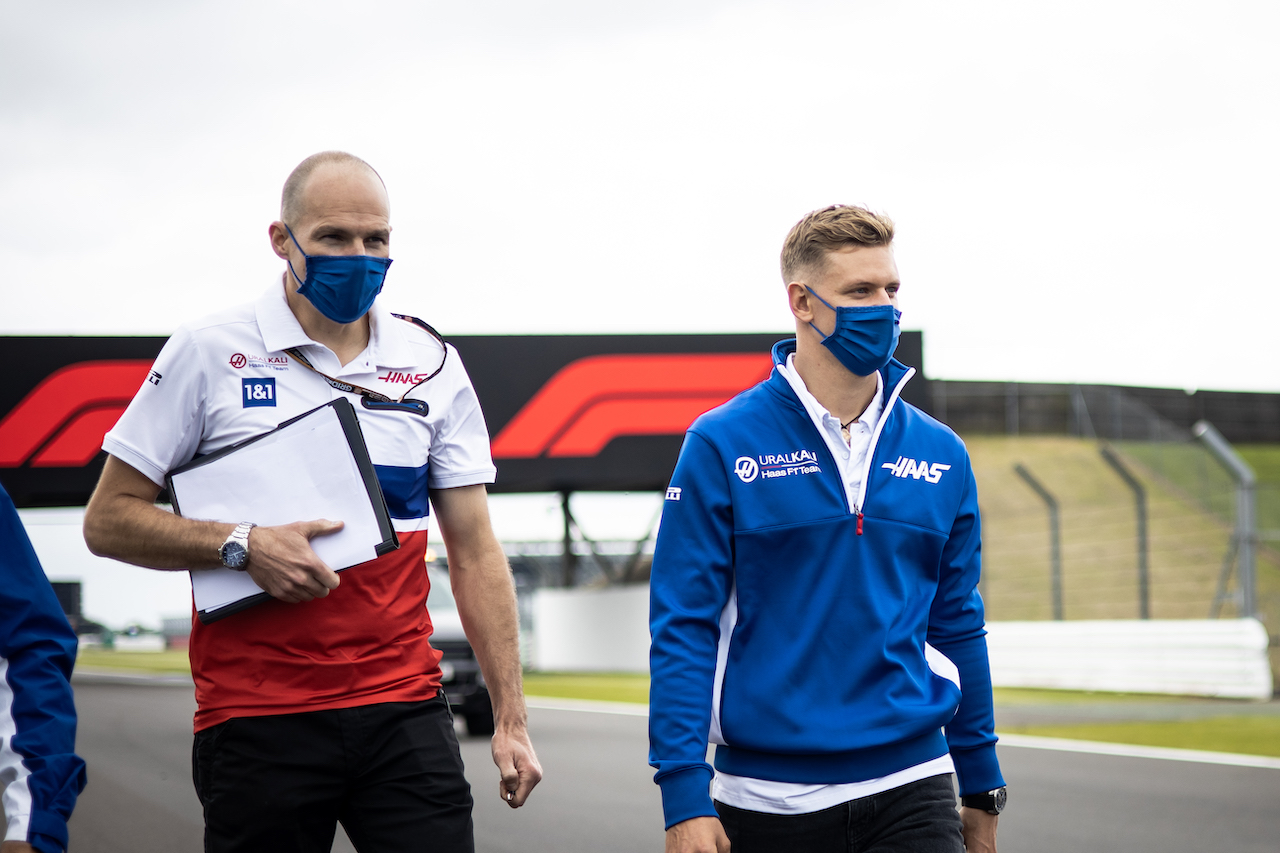 GP GRAN BRETAGNA, Mick Schumacher (GER) Haas F1 Team walks the circuit with the team.
15.07.2021. Formula 1 World Championship, Rd 10, British Grand Prix, Silverstone, England, Preparation Day.
- www.xpbimages.com, EMail: requests@xpbimages.com © Copyright: Bearne / XPB Images