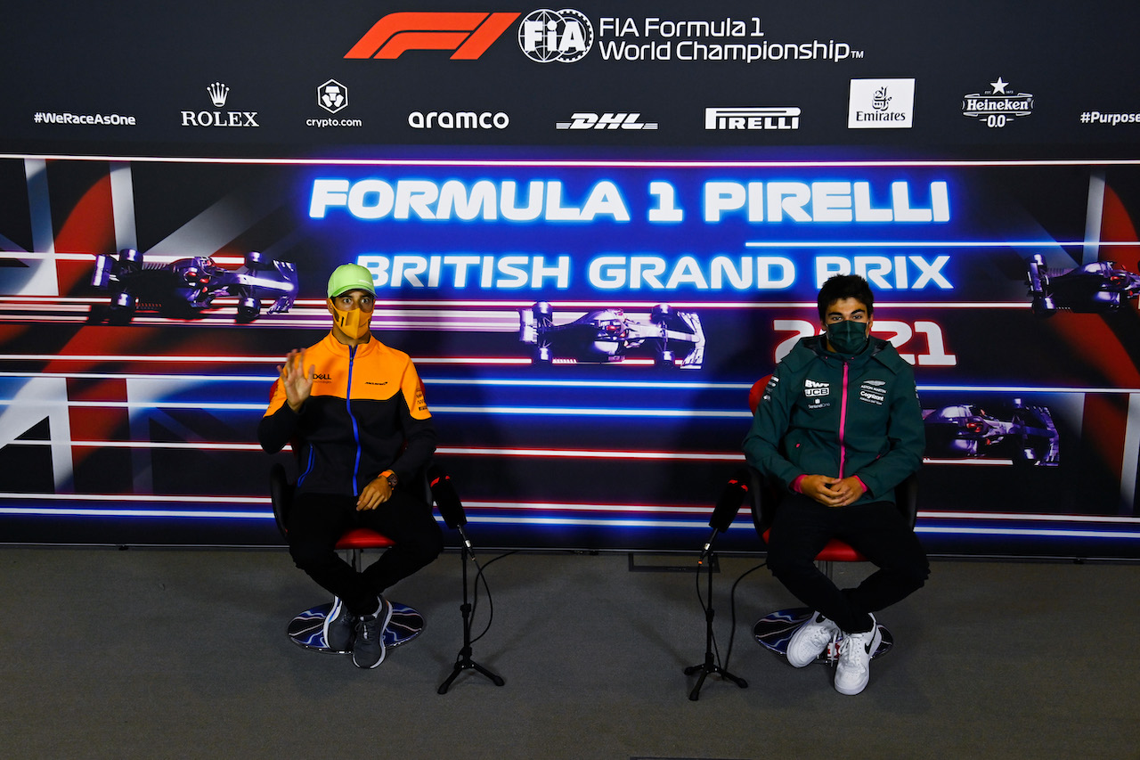 GP GRAN BRETAGNA, (L to R): Daniel Ricciardo (AUS) McLaren e Lance Stroll (CDN) Aston Martin F1 Team in the FIA Press Conference.
15.07.2021. Formula 1 World Championship, Rd 10, British Grand Prix, Silverstone, England, Preparation Day.
- www.xpbimages.com, EMail: requests@xpbimages.com © Copyright: FIA Pool Image for Editorial Use Only