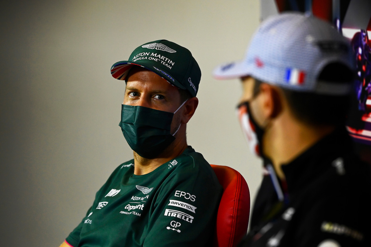 GP GRAN BRETAGNA, (L to R): Sebastian Vettel (GER) Aston Martin F1 Team e Esteban Ocon (FRA) Alpine F1 Team in the FIA Press Conference.
15.07.2021. Formula 1 World Championship, Rd 10, British Grand Prix, Silverstone, England, Preparation Day.
- www.xpbimages.com, EMail: requests@xpbimages.com © Copyright: FIA Pool Image for Editorial Use Only
