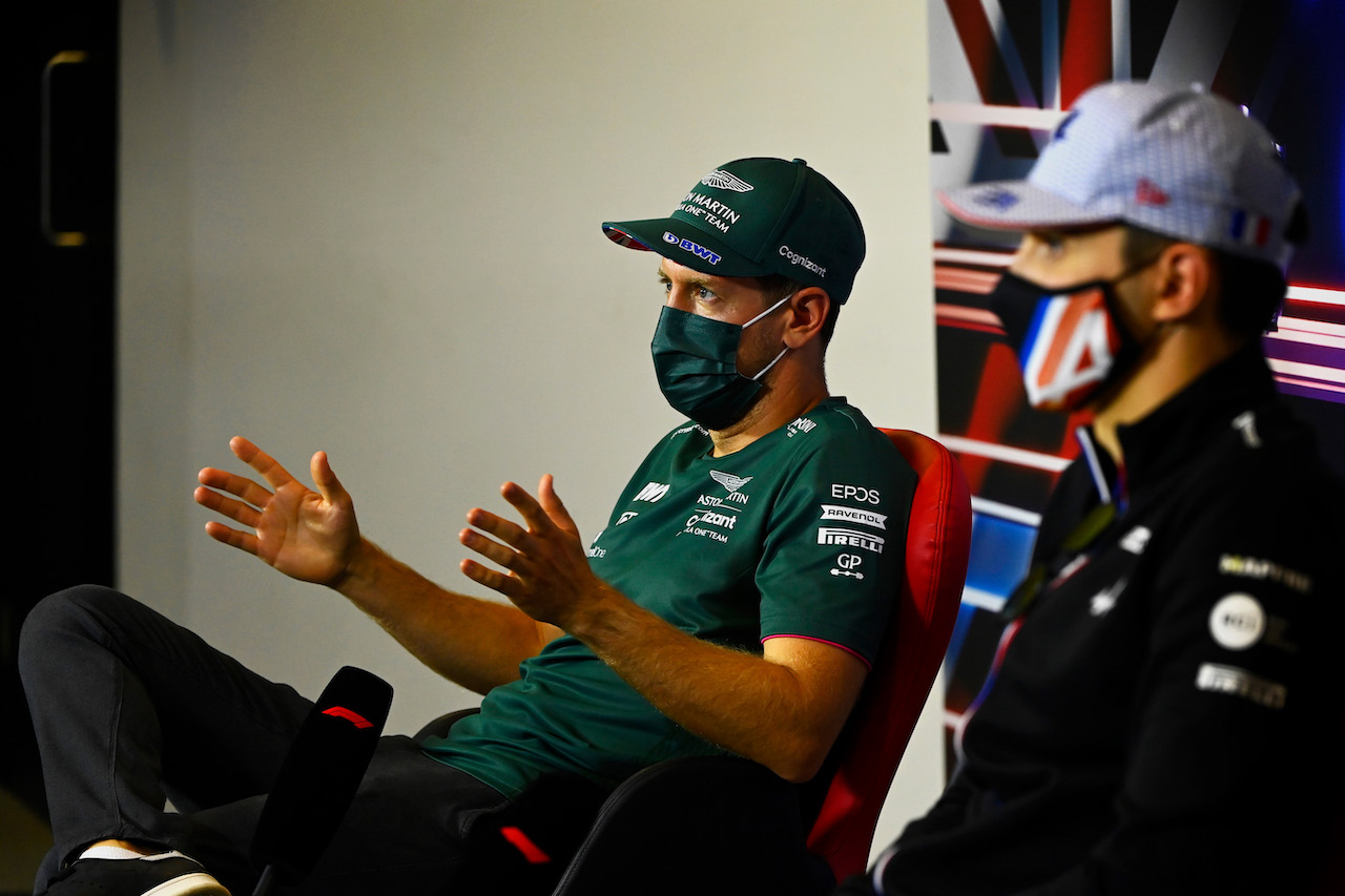 GP GRAN BRETAGNA, (L to R): Sebastian Vettel (GER) Aston Martin F1 Team e Esteban Ocon (FRA) Alpine F1 Team in the FIA Press Conference.
15.07.2021. Formula 1 World Championship, Rd 10, British Grand Prix, Silverstone, England, Preparation Day.
- www.xpbimages.com, EMail: requests@xpbimages.com © Copyright: FIA Pool Image for Editorial Use Only