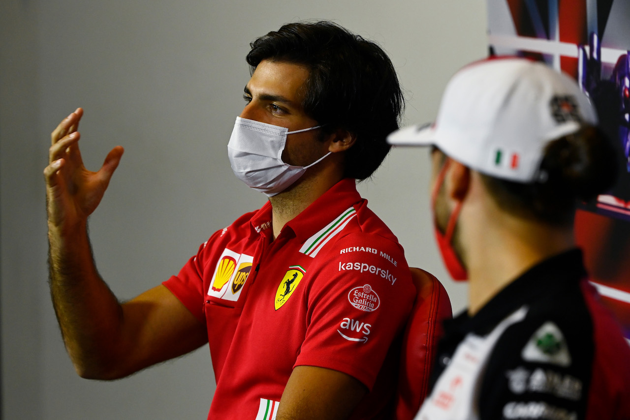 GP GRAN BRETAGNA, (L to R): Carlos Sainz Jr (ESP) Ferrari e Pierre Gasly (FRA) AlphaTauri in the FIA Press Conference.
15.07.2021. Formula 1 World Championship, Rd 10, British Grand Prix, Silverstone, England, Preparation Day.
- www.xpbimages.com, EMail: requests@xpbimages.com © Copyright: FIA Pool Image for Editorial Use Only
