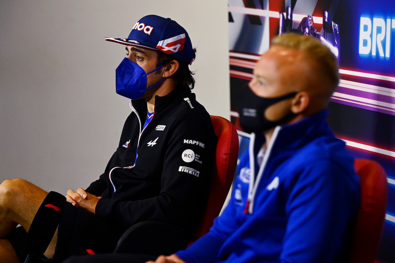 GP GRAN BRETAGNA, (L to R): Fernando Alonso (ESP) Alpine F1 Team e Nobuharu Matsushita (JPN) Alfa Romeo Racing Test Driver in the FIA Press Conference.
15.07.2021. Formula 1 World Championship, Rd 10, British Grand Prix, Silverstone, England, Preparation Day.
- www.xpbimages.com, EMail: requests@xpbimages.com © Copyright: FIA Pool Image for Editorial Use Only