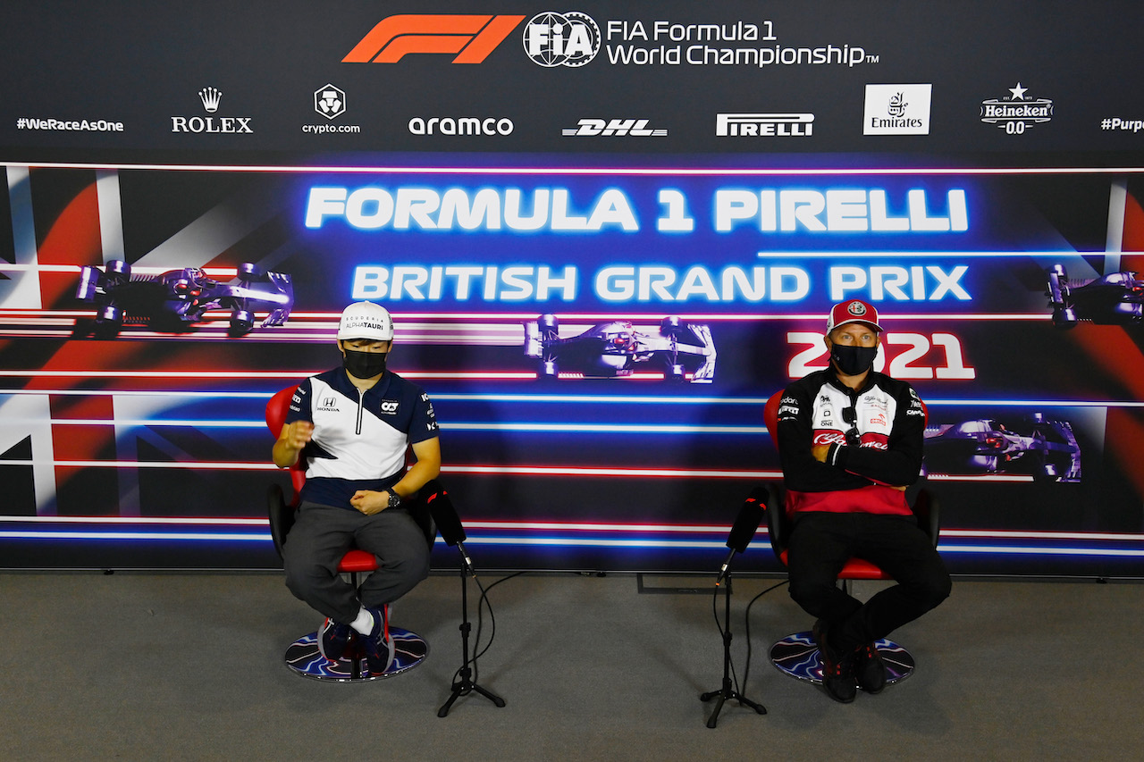 GP GRAN BRETAGNA, (L to R): Yuki Tsunoda (JPN) AlphaTauri e Kimi Raikkonen (FIN) Alfa Romeo Racing in the FIA Press Conference.
15.07.2021. Formula 1 World Championship, Rd 10, British Grand Prix, Silverstone, England, Preparation Day.
- www.xpbimages.com, EMail: requests@xpbimages.com © Copyright: FIA Pool Image for Editorial Use Only
