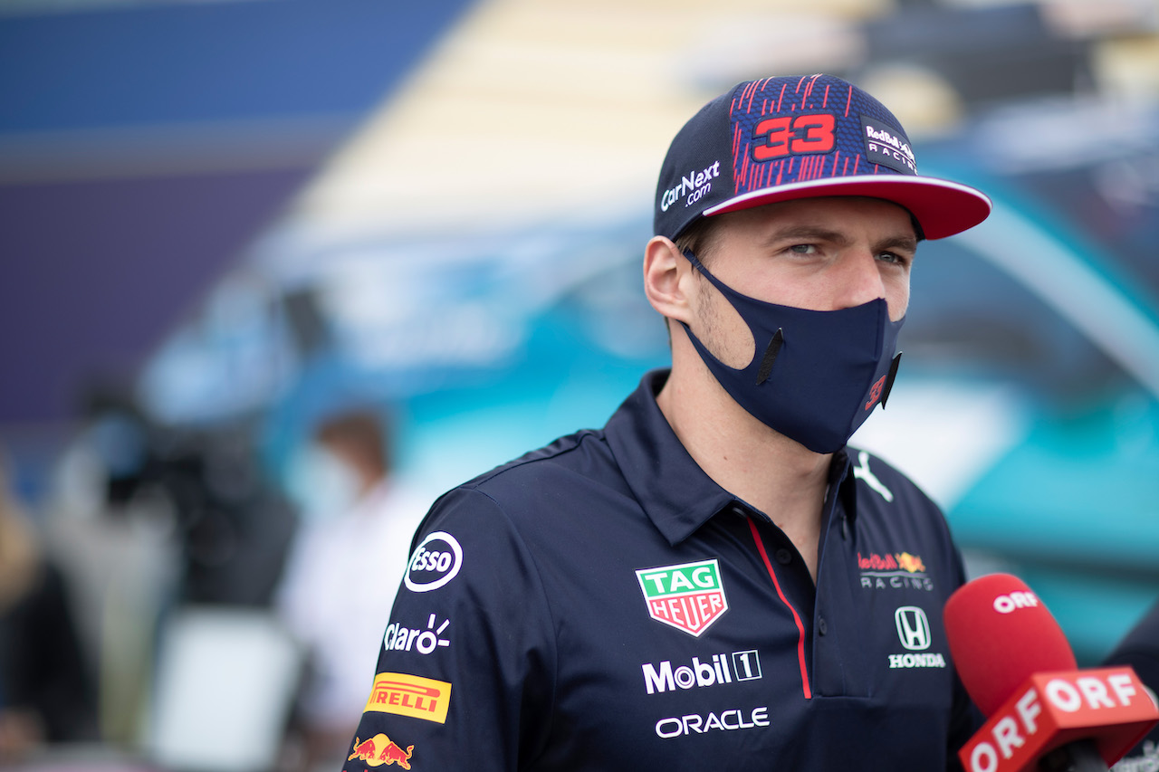 GP GRAN BRETAGNA, Max Verstappen (NLD) Red Bull Racing with the media.
15.07.2021. Formula 1 World Championship, Rd 10, British Grand Prix, Silverstone, England, Preparation Day.
- www.xpbimages.com, EMail: requests@xpbimages.com © Copyright: Staley / XPB Images