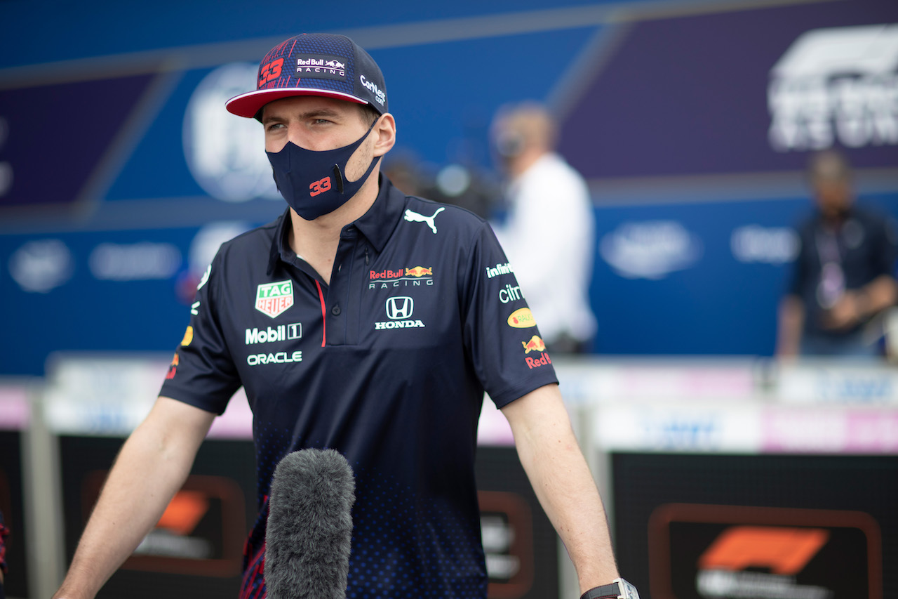 GP GRAN BRETAGNA, Max Verstappen (NLD) Red Bull Racing with the media.
15.07.2021. Formula 1 World Championship, Rd 10, British Grand Prix, Silverstone, England, Preparation Day.
- www.xpbimages.com, EMail: requests@xpbimages.com © Copyright: Staley / XPB Images
