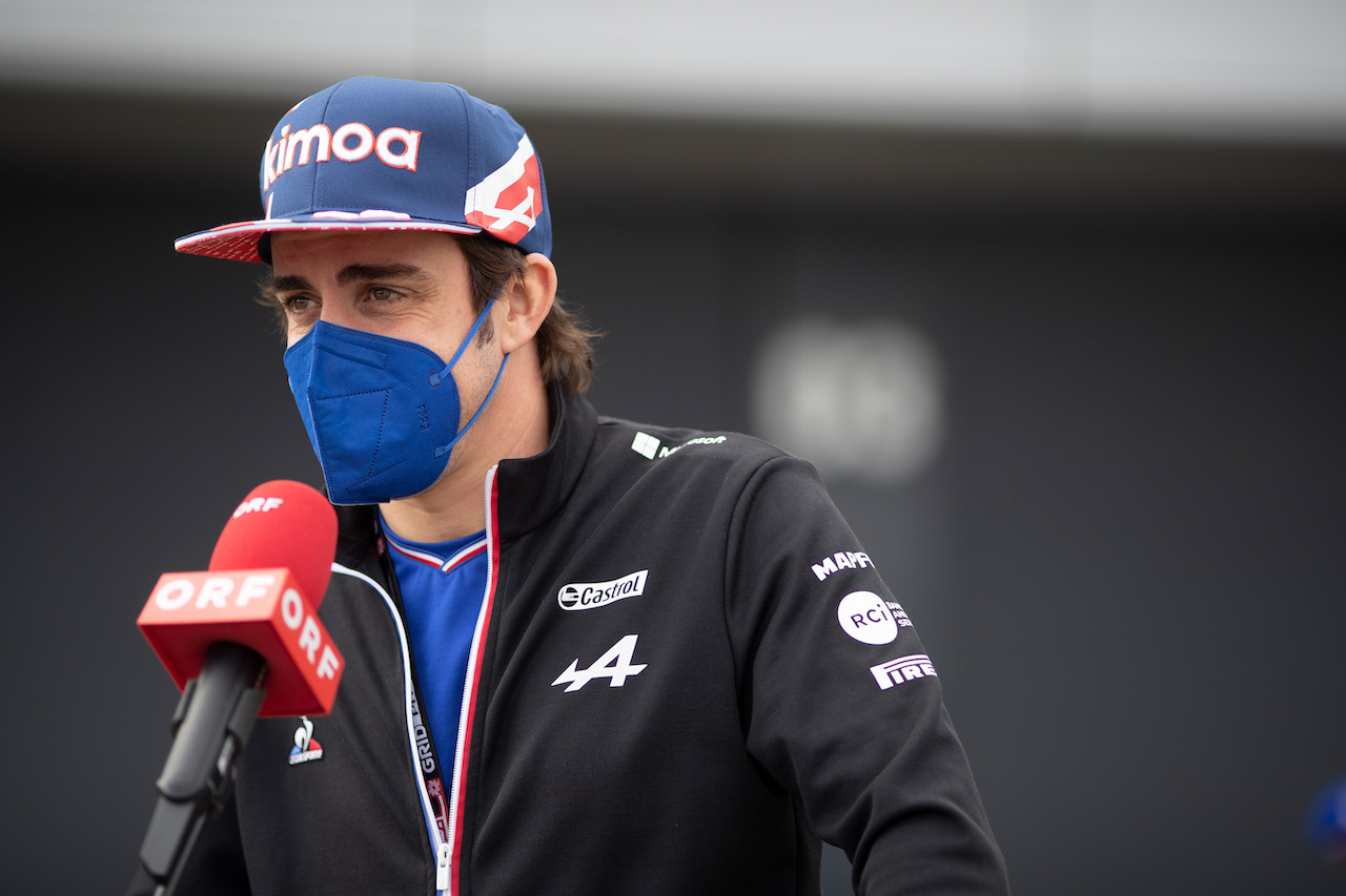 GP GRAN BRETAGNA, Fernando Alonso (ESP) Alpine F1 Team with the media.
15.07.2021. Formula 1 World Championship, Rd 10, British Grand Prix, Silverstone, England, Preparation Day.
- www.xpbimages.com, EMail: requests@xpbimages.com © Copyright: Staley / XPB Images