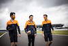 GP GRAN BRETAGNA, Lando Norris (GBR) McLaren walks the circuit with the team.
15.07.2021. Formula 1 World Championship, Rd 10, British Grand Prix, Silverstone, England, Preparation Day.
- www.xpbimages.com, EMail: requests@xpbimages.com © Copyright: Bearne / XPB Images