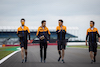 GP GRAN BRETAGNA, Lando Norris (GBR) McLaren walks the circuit with the team.
15.07.2021. Formula 1 World Championship, Rd 10, British Grand Prix, Silverstone, England, Preparation Day.
- www.xpbimages.com, EMail: requests@xpbimages.com © Copyright: Bearne / XPB Images