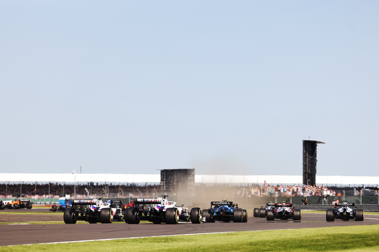 GP GRAN BRETAGNA, Nikita Mazepin (RUS) Haas F1 Team VF-21 e Mick Schumacher (GER) Haas VF-21 in Sprint Qualifiche.
17.07.2021. Formula 1 World Championship, Rd 10, British Grand Prix, Silverstone, England, Qualifiche Day.
- www.xpbimages.com, EMail: requests@xpbimages.com © Copyright: Bearne / XPB Images