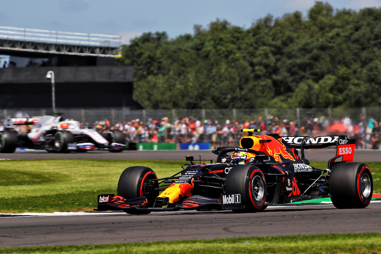 GP GRAN BRETAGNA, Sergio Perez (MEX) Red Bull Racing RB16B.
17.07.2021. Formula 1 World Championship, Rd 10, British Grand Prix, Silverstone, England, Qualifiche Day.
 - www.xpbimages.com, EMail: requests@xpbimages.com © Copyright: Davenport / XPB Images