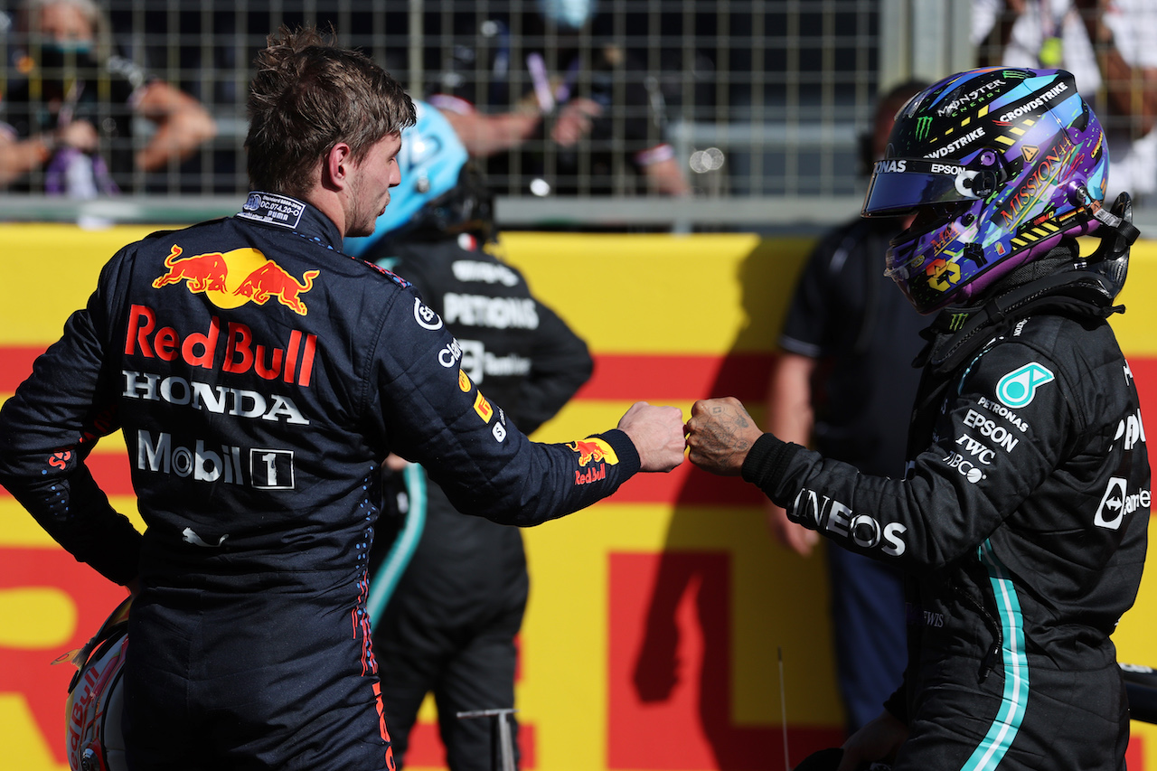 GP GRAN BRETAGNA, Max Verstappen (NLD) Red Bull Racing e Lewis Hamilton (GBR) Mercedes AMG F1.
17.07.2021. Formula 1 World Championship, Rd 10, British Grand Prix, Silverstone, England, Qualifiche Day.
- www.xpbimages.com, EMail: requests@xpbimages.com ¬© Copyright: Batchelor / XPB Images