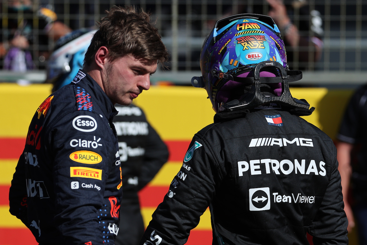 GP GRAN BRETAGNA, Max Verstappen (NLD) Red Bull Racing wins the sprint race e claims pole position with Lewis Hamilton (GBR) Mercedes AMG F1.
17.07.2021. Formula 1 World Championship, Rd 10, British Grand Prix, Silverstone, England, Qualifiche Day.
- www.xpbimages.com, EMail: requests@xpbimages.com © Copyright: Batchelor / XPB Images