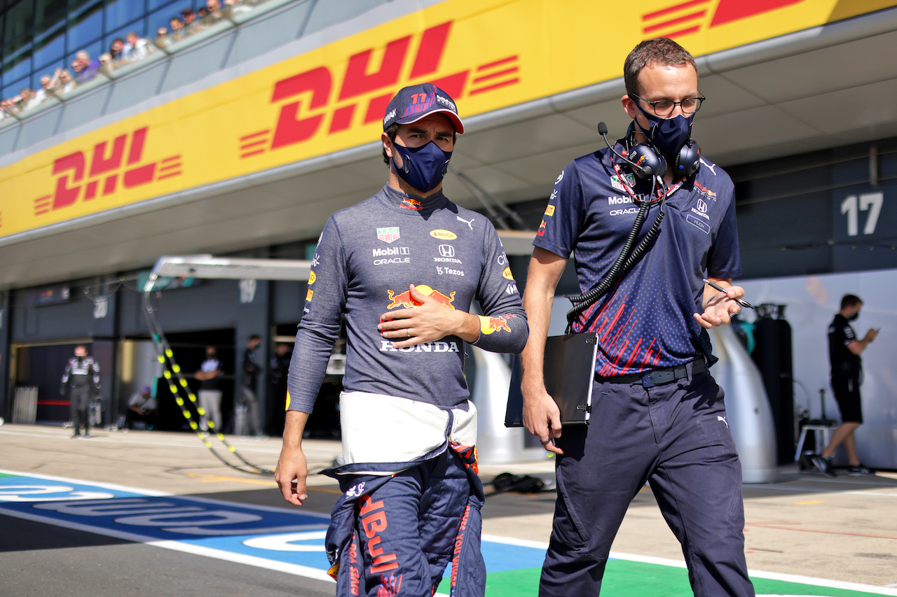 GP GRAN BRETAGNA, Sergio Perez (MEX) Red Bull Racing on the grid.
17.07.2021. Formula 1 World Championship, Rd 10, British Grand Prix, Silverstone, England, Qualifiche Day.
- www.xpbimages.com, EMail: requests@xpbimages.com © Copyright: Bearne / XPB Images