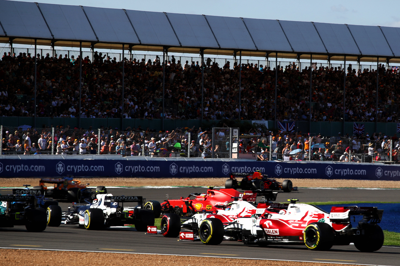 GP GRAN BRETAGNA, Carlos Sainz Jr (ESP) Ferrari SF-21 runs wide.
17.07.2021. Formula 1 World Championship, Rd 10, British Grand Prix, Silverstone, England, Qualifiche Day.
 - www.xpbimages.com, EMail: requests@xpbimages.com © Copyright: Davenport / XPB Images