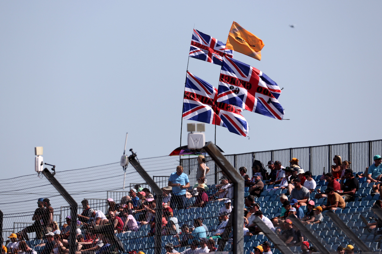 GP GRAN BRETAGNA, Gara Fans e flags
17.07.2021. Formula 1 World Championship, Rd 10, British Grand Prix, Silverstone, England, Qualifiche Day.
- www.xpbimages.com, EMail: requests@xpbimages.com © Copyright: Batchelor / XPB Images