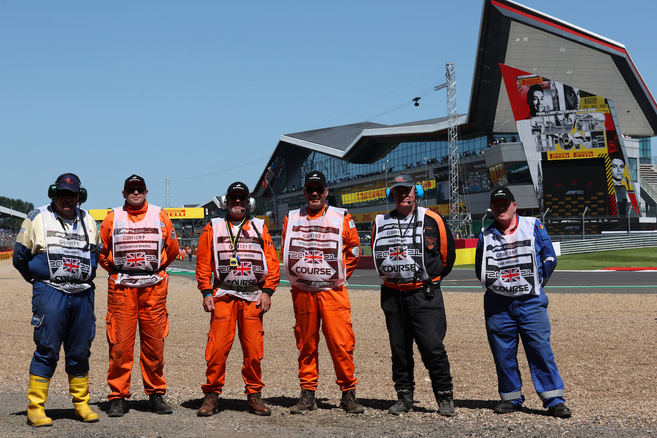 GP GRAN BRETAGNA, Marshalls at Silverstone.
17.07.2021. Formula 1 World Championship, Rd 10, British Grand Prix, Silverstone, England, Qualifiche Day.
- www.xpbimages.com, EMail: requests@xpbimages.com © Copyright: Batchelor / XPB Images