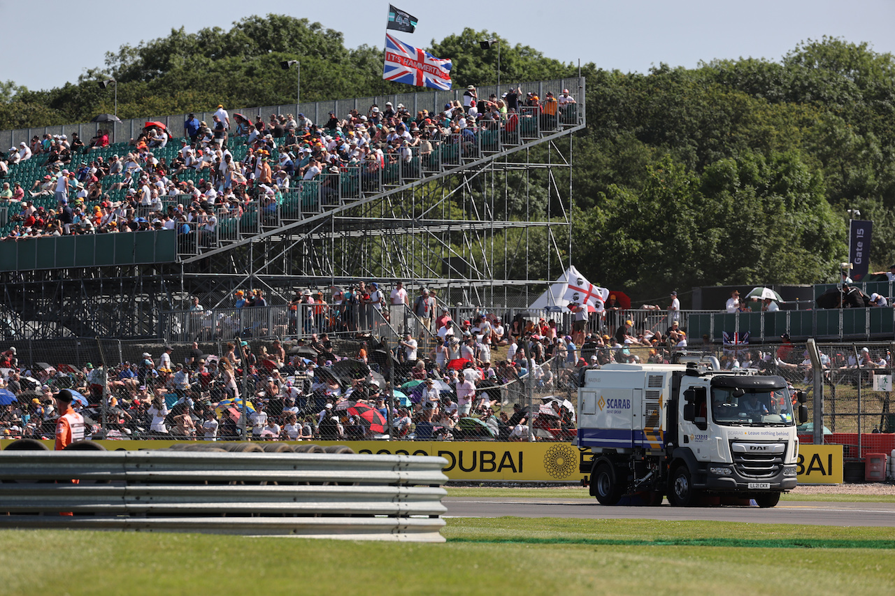 GP GRAN BRETAGNA, Track cleaning.
17.07.2021. Formula 1 World Championship, Rd 10, British Grand Prix, Silverstone, England, Qualifiche Day.
- www.xpbimages.com, EMail: requests@xpbimages.com © Copyright: Batchelor / XPB Images