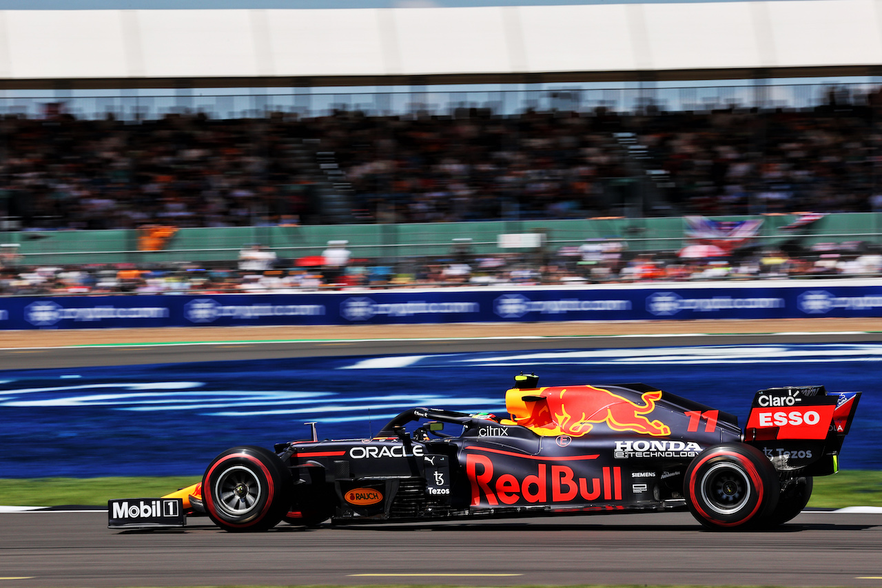 GP GRAN BRETAGNA, Sergio Perez (MEX) Red Bull Racing RB16B.
17.07.2021. Formula 1 World Championship, Rd 10, British Grand Prix, Silverstone, England, Qualifiche Day.
- www.xpbimages.com, EMail: requests@xpbimages.com © Copyright: Batchelor / XPB Images