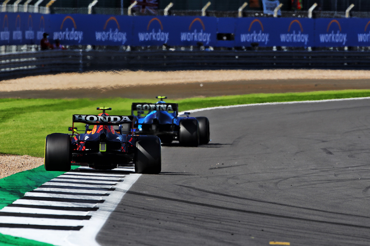 GP GRAN BRETAGNA, Sergio Perez (MEX) Red Bull Racing RB16B.
17.07.2021. Formula 1 World Championship, Rd 10, British Grand Prix, Silverstone, England, Qualifiche Day.
 - www.xpbimages.com, EMail: requests@xpbimages.com © Copyright: Davenport / XPB Images