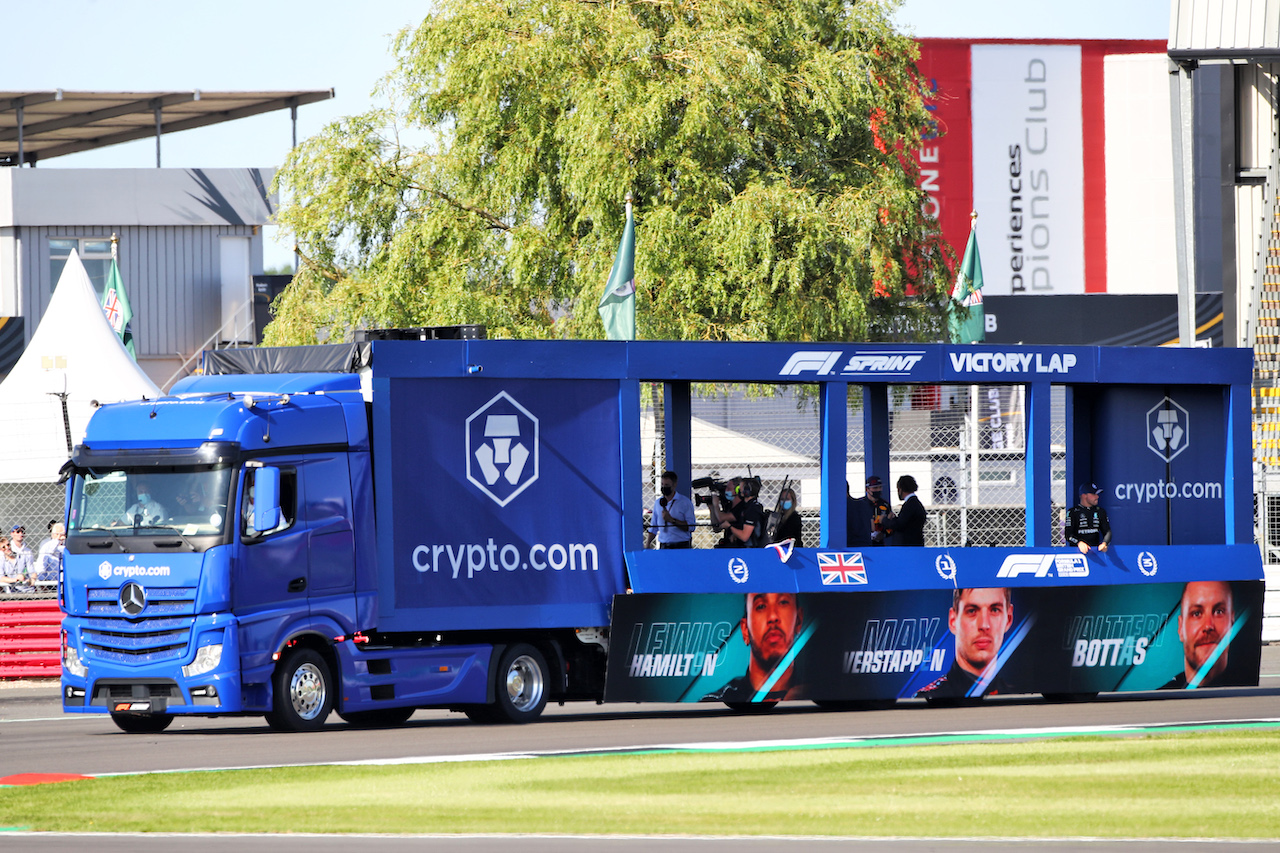 GP GRAN BRETAGNA, Lewis Hamilton (GBR) Mercedes AMG F1; Max Verstappen (NLD) Red Bull Racing; e Valtteri Bottas (FIN) Mercedes AMG F1 on the Sprint Victory Lap truck.
17.07.2021. Formula 1 World Championship, Rd 10, British Grand Prix, Silverstone, England, Qualifiche Day.
 - www.xpbimages.com, EMail: requests@xpbimages.com © Copyright: Davenport / XPB Images