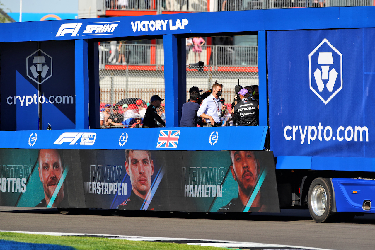 GP GRAN BRETAGNA, Lewis Hamilton (GBR) Mercedes AMG F1; Max Verstappen (NLD) Red Bull Racing; e Valtteri Bottas (FIN) Mercedes AMG F1 on the Sprint Victory Lap truck.
17.07.2021. Formula 1 World Championship, Rd 10, British Grand Prix, Silverstone, England, Qualifiche Day.
 - www.xpbimages.com, EMail: requests@xpbimages.com © Copyright: Davenport / XPB Images