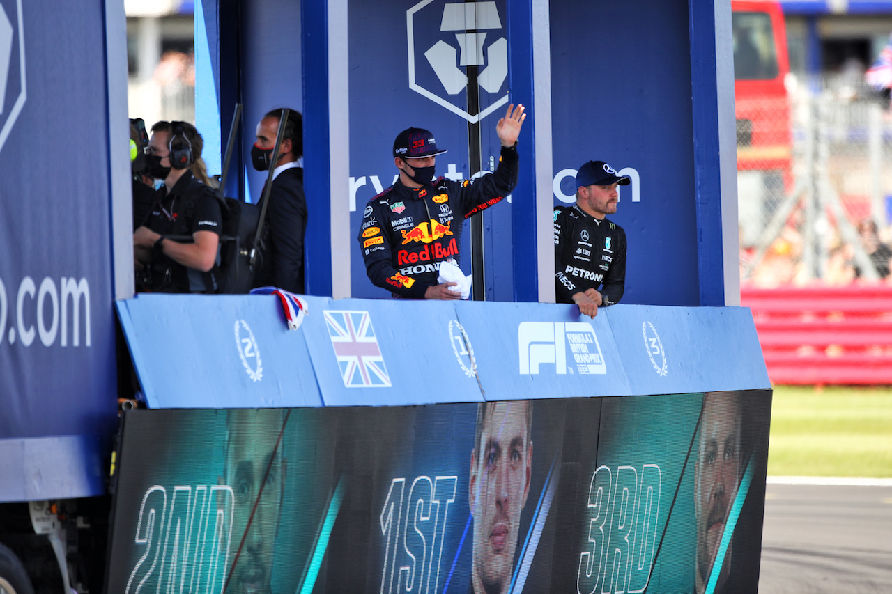 GP GRAN BRETAGNA, Lewis Hamilton (GBR) Mercedes AMG F1; Max Verstappen (NLD) Red Bull Racing; e Valtteri Bottas (FIN) Mercedes AMG F1 on the Sprint Victory Lap truck.
17.07.2021. Formula 1 World Championship, Rd 10, British Grand Prix, Silverstone, England, Qualifiche Day.
 - www.xpbimages.com, EMail: requests@xpbimages.com © Copyright: Davenport / XPB Images