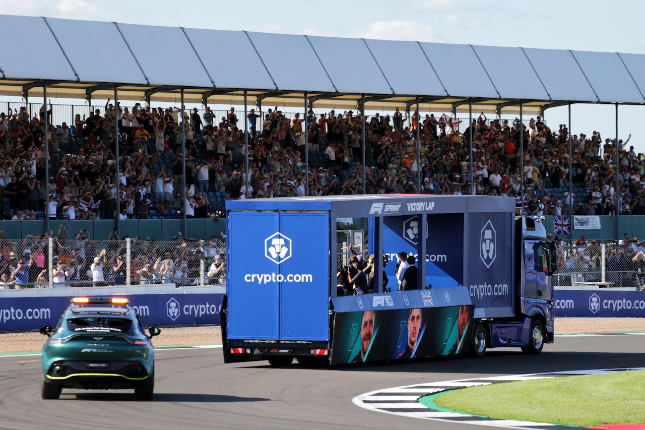 GP GRAN BRETAGNA, Lewis Hamilton (GBR) Mercedes AMG F1; Max Verstappen (NLD) Red Bull Racing; e Valtteri Bottas (FIN) Mercedes AMG F1, on the Victory Lap truck.
17.07.2021. Formula 1 World Championship, Rd 10, British Grand Prix, Silverstone, England, Qualifiche Day.
 - www.xpbimages.com, EMail: requests@xpbimages.com © Copyright: Davenport / XPB Images