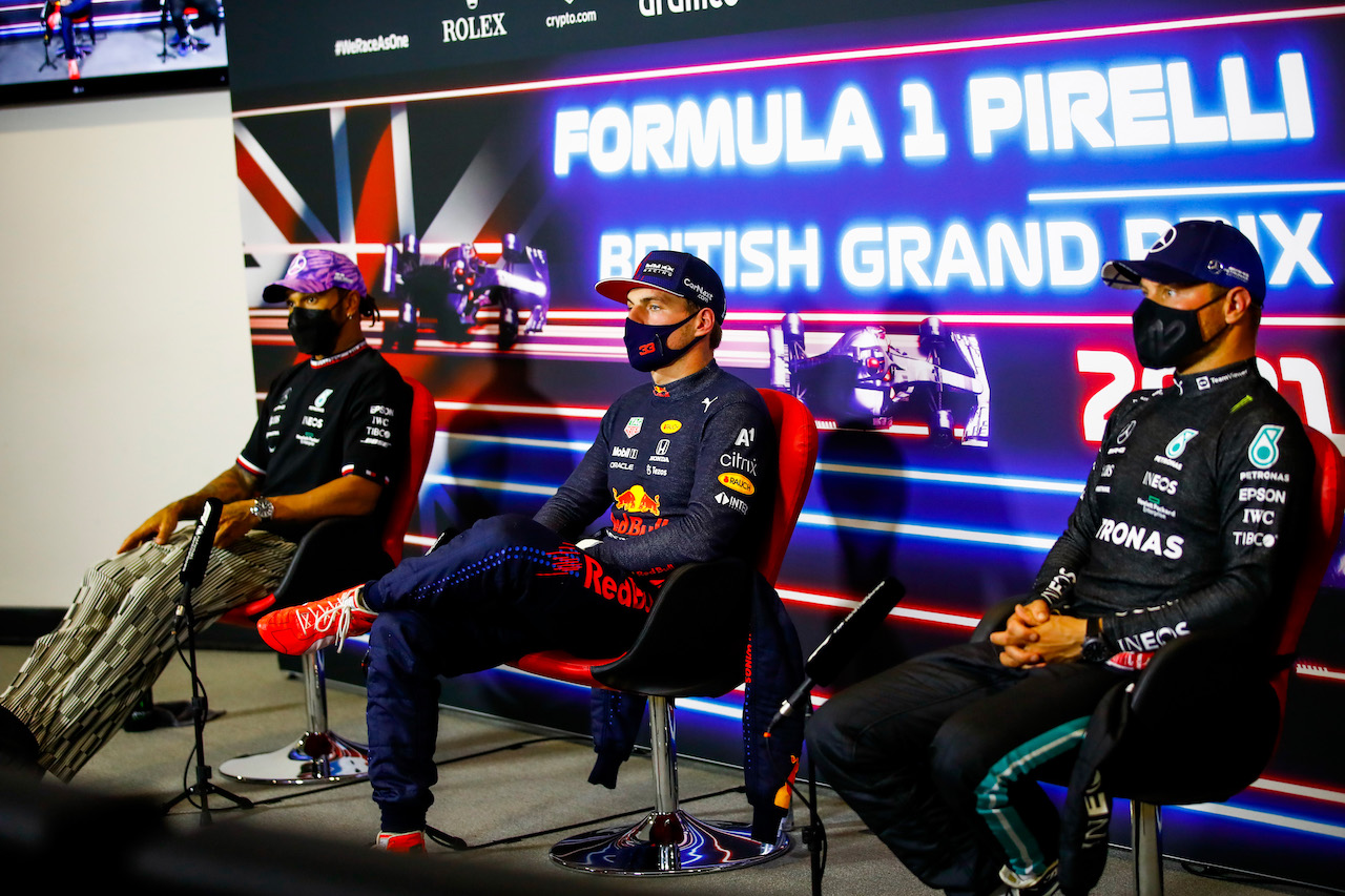 GP GRAN BRETAGNA, (L to R): Lewis Hamilton (GBR) Mercedes AMG F1; Max Verstappen (NLD) Red Bull Racing; e Valtteri Bottas (FIN) Mercedes AMG F1 in the post Sprint Qualifiche FIA Press Conference.
17.07.2021. Formula 1 World Championship, Rd 10, British Grand Prix, Silverstone, England, Qualifiche Day.
- www.xpbimages.com, EMail: requests@xpbimages.com © Copyright: FIA Pool Image for Editorial Use Only