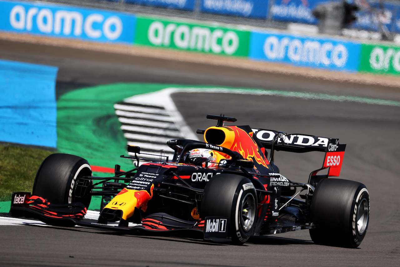 GP GRAN BRETAGNA, Max Verstappen (NLD) Red Bull Racing RB16B.
17.07.2021. Formula 1 World Championship, Rd 10, British Grand Prix, Silverstone, England, Qualifiche Day.
- www.xpbimages.com, EMail: requests@xpbimages.com © Copyright: Batchelor / XPB Images