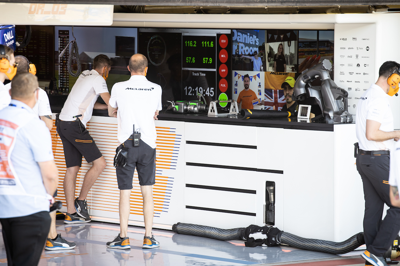 GP GRAN BRETAGNA, McLaren pit garage.
17.07.2021. Formula 1 World Championship, Rd 10, British Grand Prix, Silverstone, England, Qualifiche Day.
- www.xpbimages.com, EMail: requests@xpbimages.com © Copyright: Bearne / XPB Images