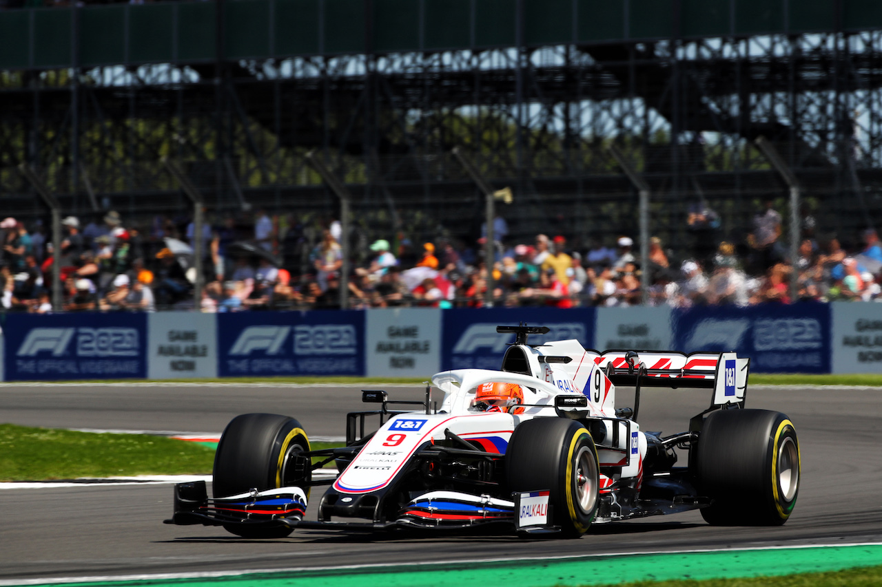 GP GRAN BRETAGNA, Nikita Mazepin (RUS) Haas F1 Team VF-21.
17.07.2021. Formula 1 World Championship, Rd 10, British Grand Prix, Silverstone, England, Qualifiche Day.
 - www.xpbimages.com, EMail: requests@xpbimages.com © Copyright: Davenport / XPB Images