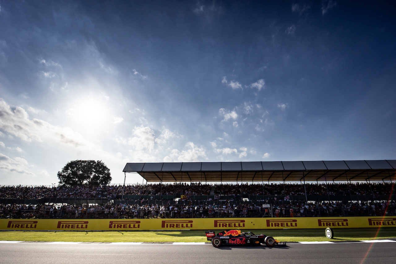 GP GRAN BRETAGNA, Sergio Perez (MEX) Red Bull Racing RB16B.
17.07.2021. Formula 1 World Championship, Rd 10, British Grand Prix, Silverstone, England, Qualifiche Day.
- www.xpbimages.com, EMail: requests@xpbimages.com © Copyright: Bearne / XPB Images