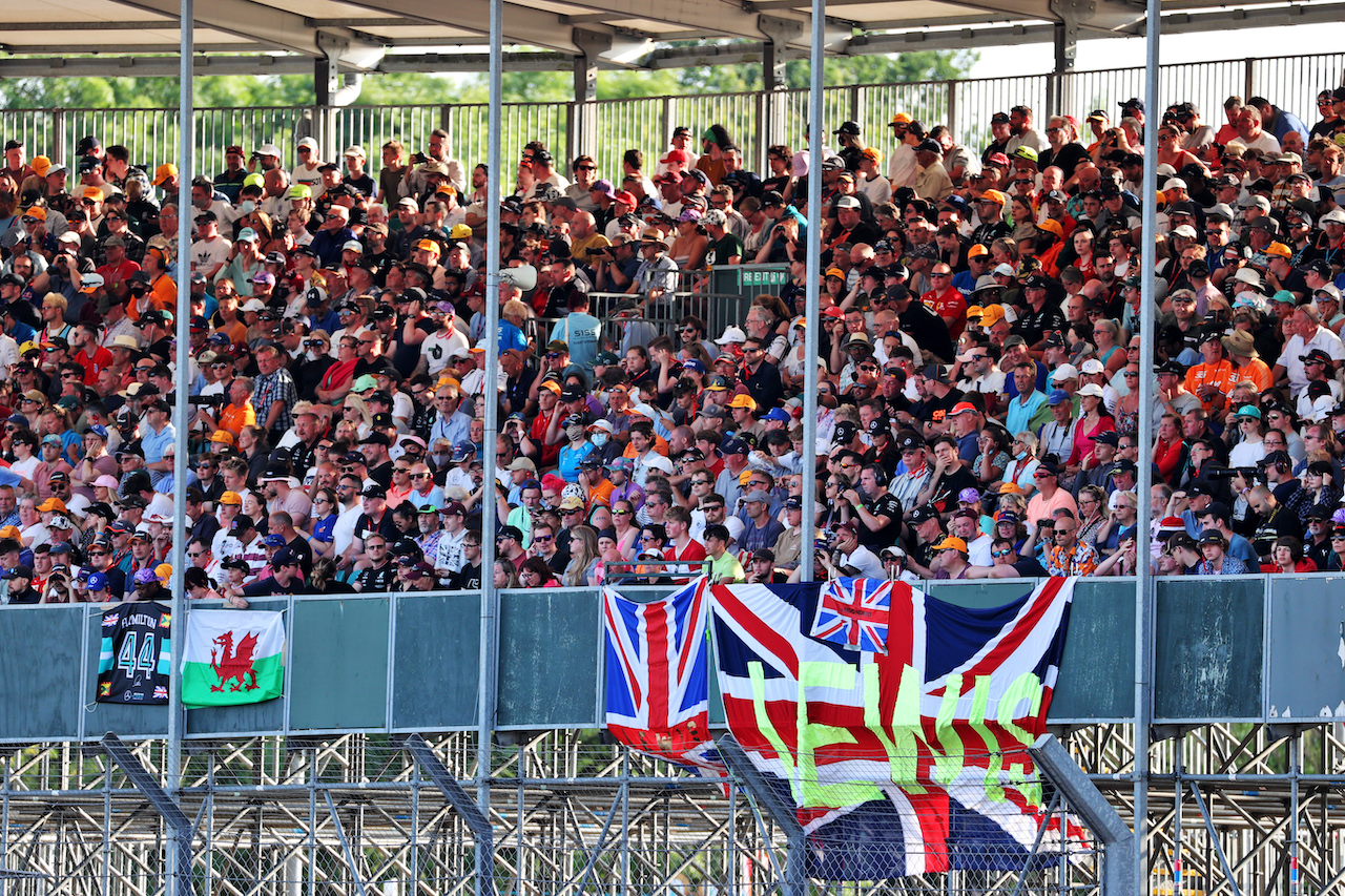 GP GRAN BRETAGNA, Circuit Atmosfera - fans in the grandstand.
16.07.2021. Formula 1 World Championship, Rd 10, British Grand Prix, Silverstone, England, Practice Day.
- www.xpbimages.com, EMail: requests@xpbimages.com © Copyright: Batchelor / XPB Images