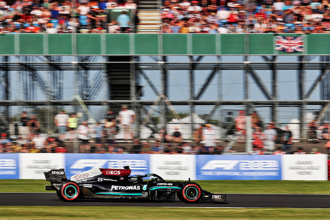 GP GRAN BRETAGNA, Lewis Hamilton (GBR) Mercedes AMG F1 W12.
16.07.2021. Formula 1 World Championship, Rd 10, British Grand Prix, Silverstone, England, Practice Day.
- www.xpbimages.com, EMail: requests@xpbimages.com © Copyright: Batchelor / XPB Images
