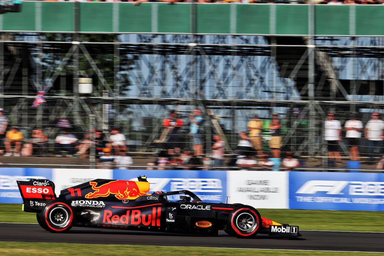 GP GRAN BRETAGNA, Sergio Perez (MEX) Red Bull Racing RB16B.
16.07.2021. Formula 1 World Championship, Rd 10, British Grand Prix, Silverstone, England, Practice Day.
- www.xpbimages.com, EMail: requests@xpbimages.com © Copyright: Batchelor / XPB Images