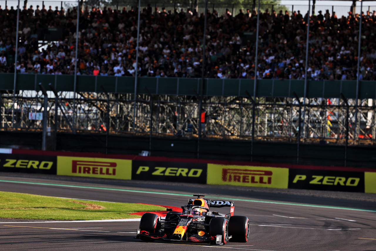 GP GRAN BRETAGNA, Max Verstappen (NLD) Red Bull Racing RB16B.
16.07.2021. Formula 1 World Championship, Rd 10, British Grand Prix, Silverstone, England, Practice Day.
- www.xpbimages.com, EMail: requests@xpbimages.com © Copyright: Batchelor / XPB Images