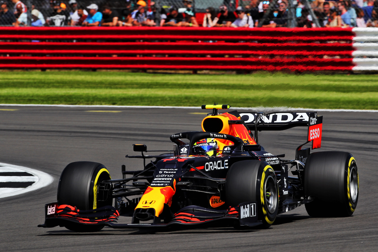 GP GRAN BRETAGNA, Sergio Perez (MEX) Red Bull Racing RB16B.
16.07.2021. Formula 1 World Championship, Rd 10, British Grand Prix, Silverstone, England, Practice Day.
 - www.xpbimages.com, EMail: requests@xpbimages.com © Copyright: Davenport / XPB Images