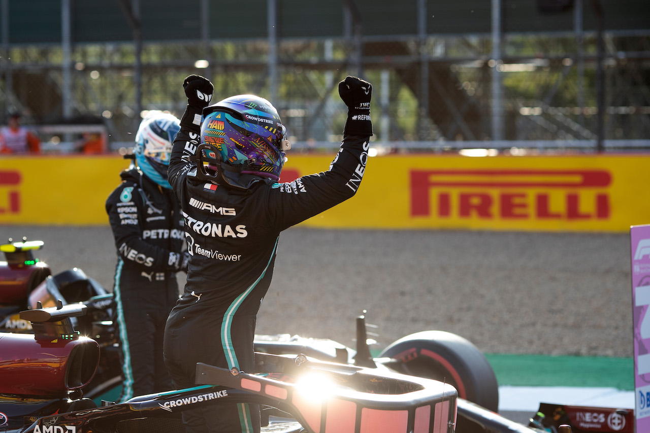 GP GRAN BRETAGNA, Lewis Hamilton (GBR) Mercedes AMG F1 W12 celebrates being fastest in qualifying in parc ferme.
16.07.2021. Formula 1 World Championship, Rd 10, British Grand Prix, Silverstone, England, Practice Day.
- www.xpbimages.com, EMail: requests@xpbimages.com © Copyright: Staley / XPB Images