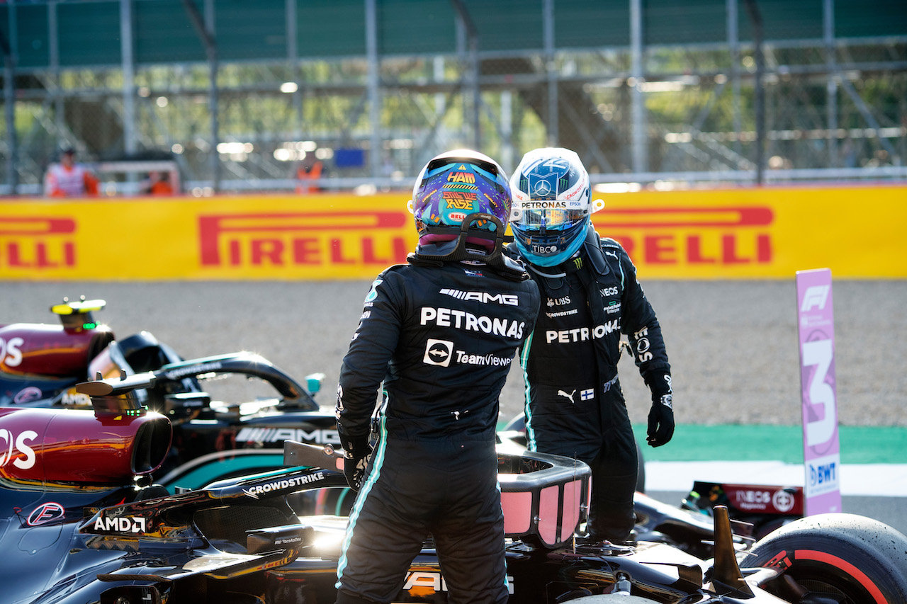 GP GRAN BRETAGNA, Lewis Hamilton (GBR) Mercedes AMG F1 celebrates being fastest in qualifying parc ferme with team mate Valtteri Bottas (FIN) Mercedes AMG F1.
16.07.2021. Formula 1 World Championship, Rd 10, British Grand Prix, Silverstone, England, Practice Day.
- www.xpbimages.com, EMail: requests@xpbimages.com © Copyright: Staley / XPB Images