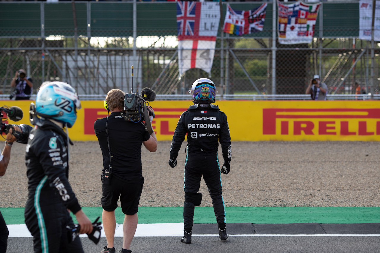 GP GRAN BRETAGNA, Lewis Hamilton (GBR) Mercedes AMG F1 celebrates being fastest in qualifying.
16.07.2021. Formula 1 World Championship, Rd 10, British Grand Prix, Silverstone, England, Practice Day.
- www.xpbimages.com, EMail: requests@xpbimages.com © Copyright: Staley / XPB Images