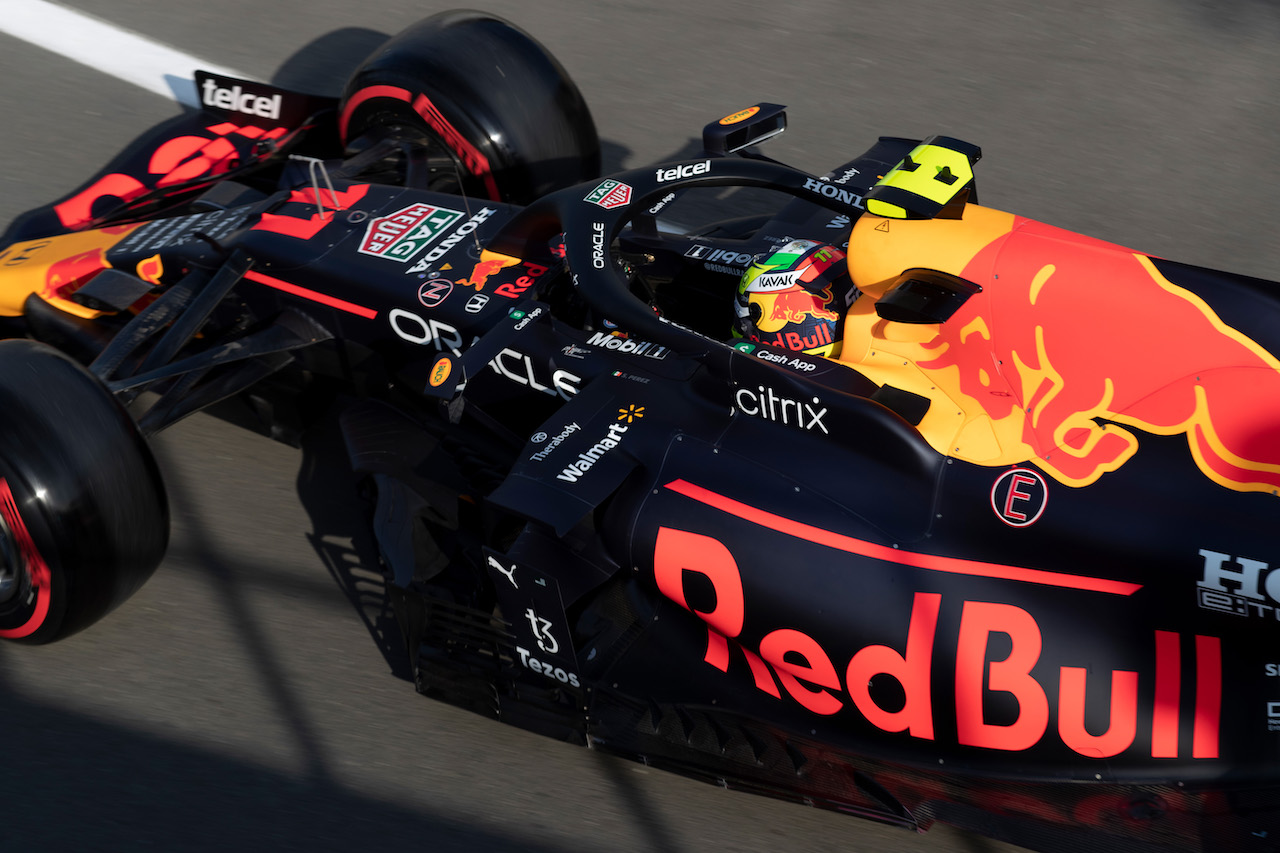 GP GRAN BRETAGNA, Sergio Perez (MEX) Red Bull Racing RB16B.
16.07.2021. Formula 1 World Championship, Rd 10, British Grand Prix, Silverstone, England, Practice Day.
- www.xpbimages.com, EMail: requests@xpbimages.com © Copyright: Staley / XPB Images