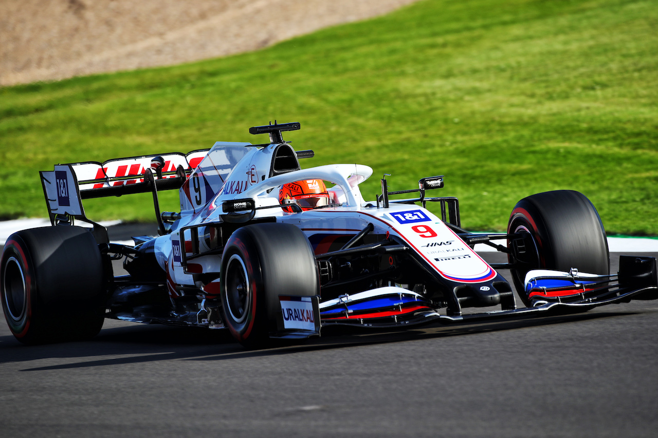 GP GRAN BRETAGNA, Nikita Mazepin (RUS) Haas F1 Team VF-21.
16.07.2021. Formula 1 World Championship, Rd 10, British Grand Prix, Silverstone, England, Practice Day.
 - www.xpbimages.com, EMail: requests@xpbimages.com © Copyright: Davenport / XPB Images
