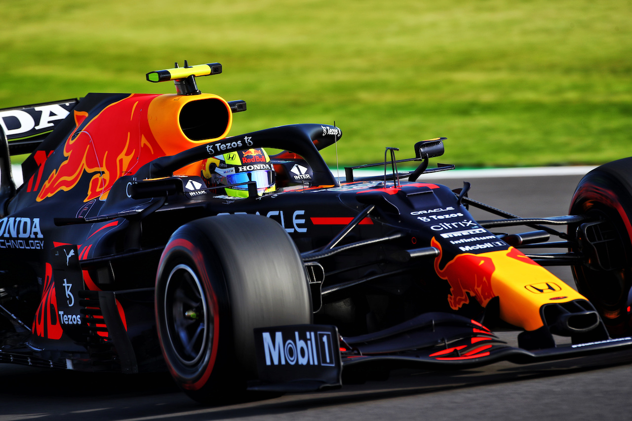 GP GRAN BRETAGNA, Sergio Perez (MEX) Red Bull Racing RB16B.
16.07.2021. Formula 1 World Championship, Rd 10, British Grand Prix, Silverstone, England, Practice Day.
 - www.xpbimages.com, EMail: requests@xpbimages.com © Copyright: Davenport / XPB Images