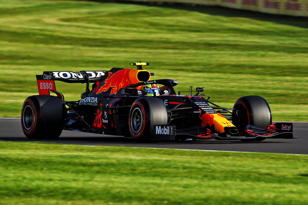 GP GRAN BRETAGNA, Sergio Perez (MEX) Red Bull Racing RB16B.
16.07.2021. Formula 1 World Championship, Rd 10, British Grand Prix, Silverstone, England, Practice Day.
 - www.xpbimages.com, EMail: requests@xpbimages.com © Copyright: Davenport / XPB Images
