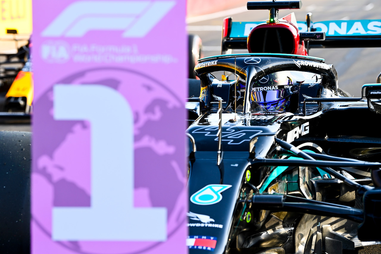 GP GRAN BRETAGNA, Fastest in qualifying Lewis Hamilton (GBR) Mercedes AMG F1 W12 in parc ferme.
16.07.2021. Formula 1 World Championship, Rd 10, British Grand Prix, Silverstone, England, Practice Day.
- www.xpbimages.com, EMail: requests@xpbimages.com © Copyright: FIA Pool Image for Editorial Use Only