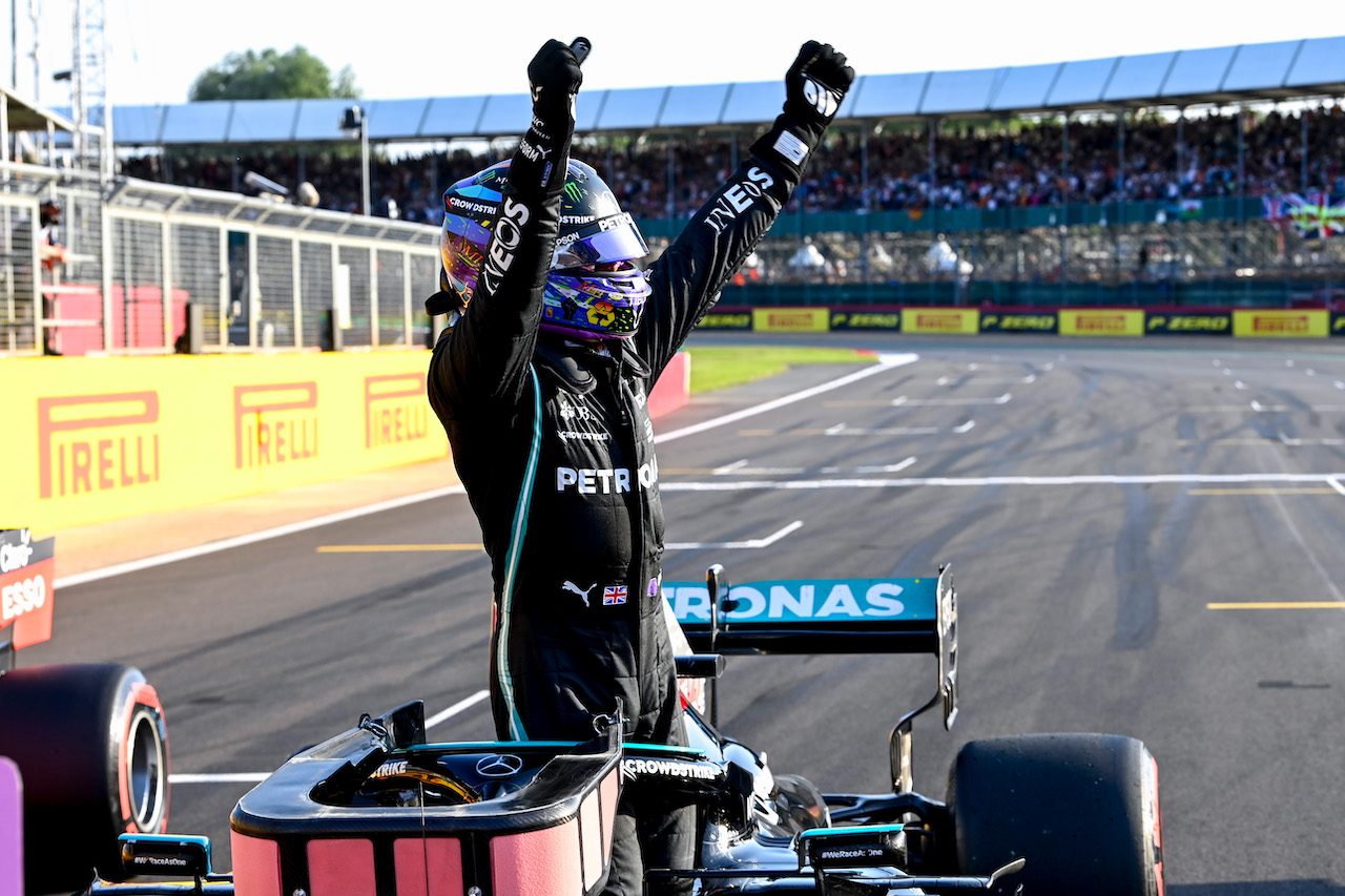 GP GRAN BRETAGNA, Lewis Hamilton (GBR) Mercedes AMG F1 W12 celebrates being fastest in qualifying in parc ferme.
16.07.2021. Formula 1 World Championship, Rd 10, British Grand Prix, Silverstone, England, Practice Day.
- www.xpbimages.com, EMail: requests@xpbimages.com © Copyright: FIA Pool Image for Editorial Use Only