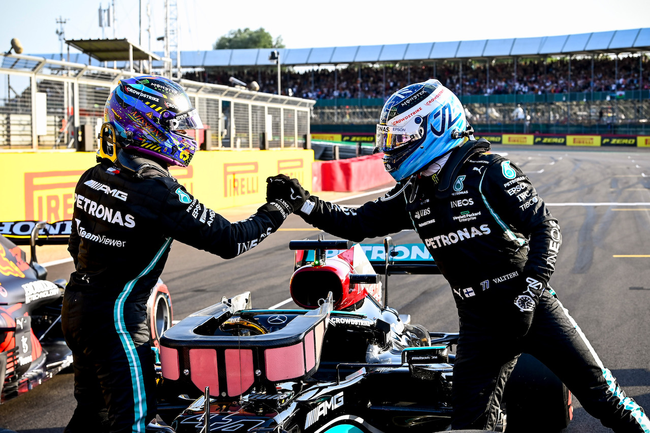 GP GRAN BRETAGNA, (L to R): Lewis Hamilton (GBR) Mercedes AMG F1 W12 celebrates being fastest in qualifying in parc ferme with team mate Valtteri Bottas (FIN) Mercedes AMG F1.
16.07.2021. Formula 1 World Championship, Rd 10, British Grand Prix, Silverstone, England, Practice Day.
- www.xpbimages.com, EMail: requests@xpbimages.com © Copyright: FIA Pool Image for Editorial Use Only