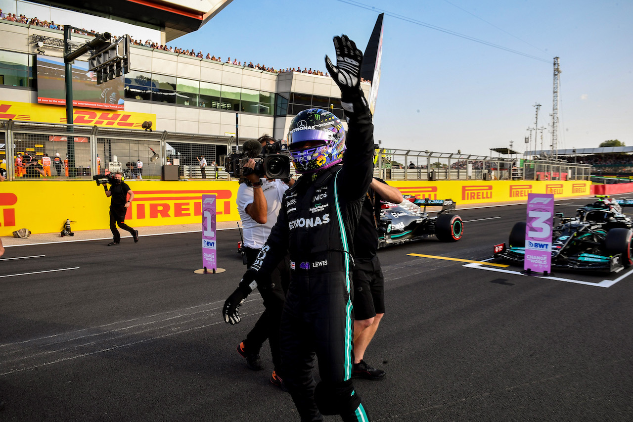 GP GRAN BRETAGNA, Lewis Hamilton (GBR) Mercedes AMG F1 celebrates being fastest in qualifying in parc ferme.
16.07.2021. Formula 1 World Championship, Rd 10, British Grand Prix, Silverstone, England, Practice Day.
- www.xpbimages.com, EMail: requests@xpbimages.com © Copyright: FIA Pool Image for Editorial Use Only