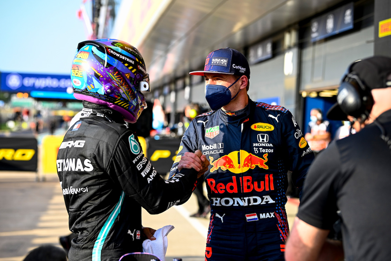 GP GRAN BRETAGNA, (L to R): Lewis Hamilton (GBR) Mercedes AMG F1 celebrates being fastest in qualifying in parc ferme with Max Verstappen (NLD) Red Bull Racing.
16.07.2021. Formula 1 World Championship, Rd 10, British Grand Prix, Silverstone, England, Practice Day.
- www.xpbimages.com, EMail: requests@xpbimages.com © Copyright: FIA Pool Image for Editorial Use Only