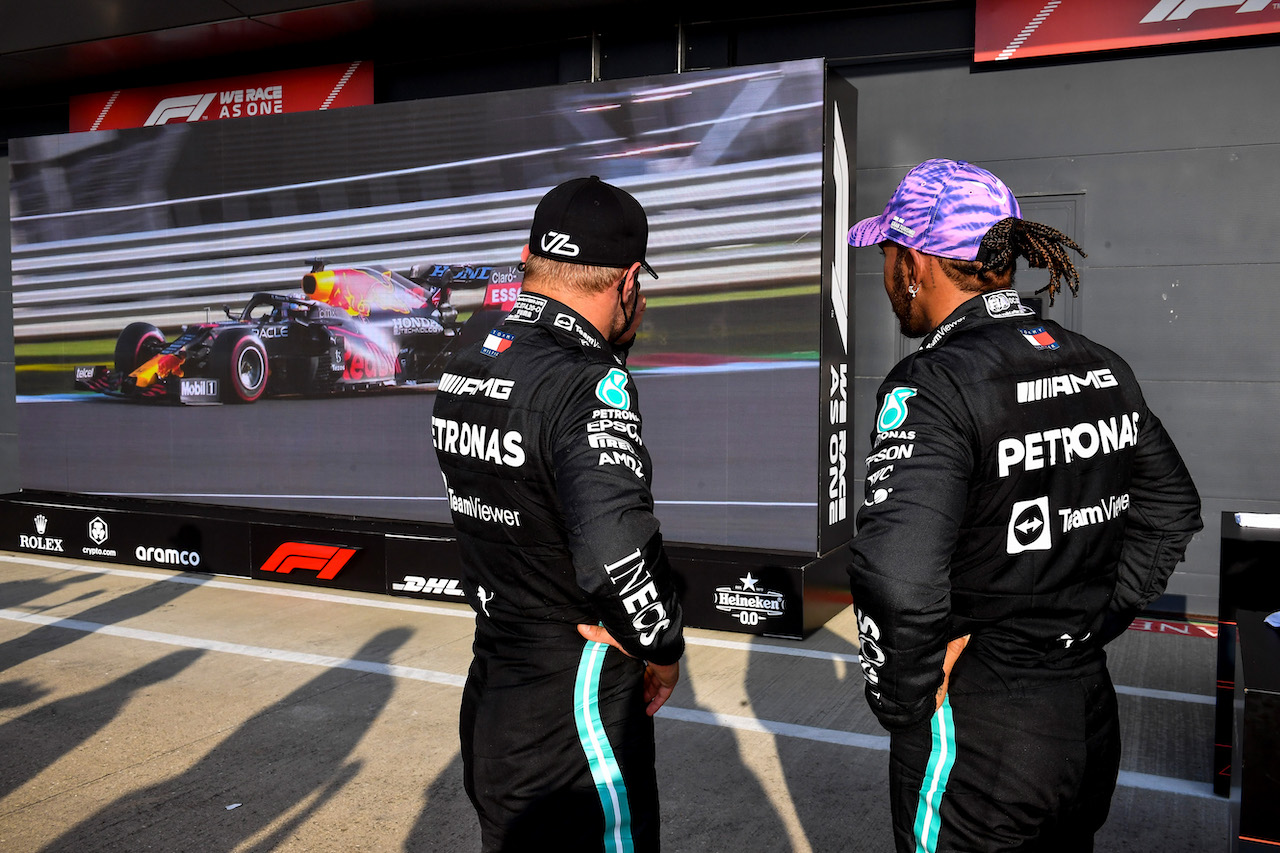 GP GRAN BRETAGNA, (L to R): Valtteri Bottas (FIN) Mercedes AMG F1 with team mate Lewis Hamilton (GBR) Mercedes AMG F1 in qualifying parc ferme.
16.07.2021. Formula 1 World Championship, Rd 10, British Grand Prix, Silverstone, England, Practice Day.
- www.xpbimages.com, EMail: requests@xpbimages.com © Copyright: FIA Pool Image for Editorial Use Only